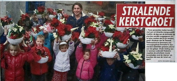 'Stralende Kerstgroet' Op 12 December deelt TV Tuinman Lodewijk Hoekstra, Samen met Kinderen, Kerstster Stukjes uit aan Bewoners van een Verzorgingshuis in Amsterdam (De Telegraaf 13-12-2012)