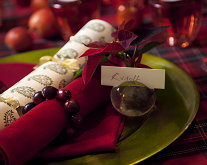 Kersttafel Decoratie Trend 'Vintage Rood' - Traditioneel Kersttafel Dekken met een Moderne Twist Inspiratie LEES MEER... (Foto Stars for Europe  op Kerststerdag.nl)